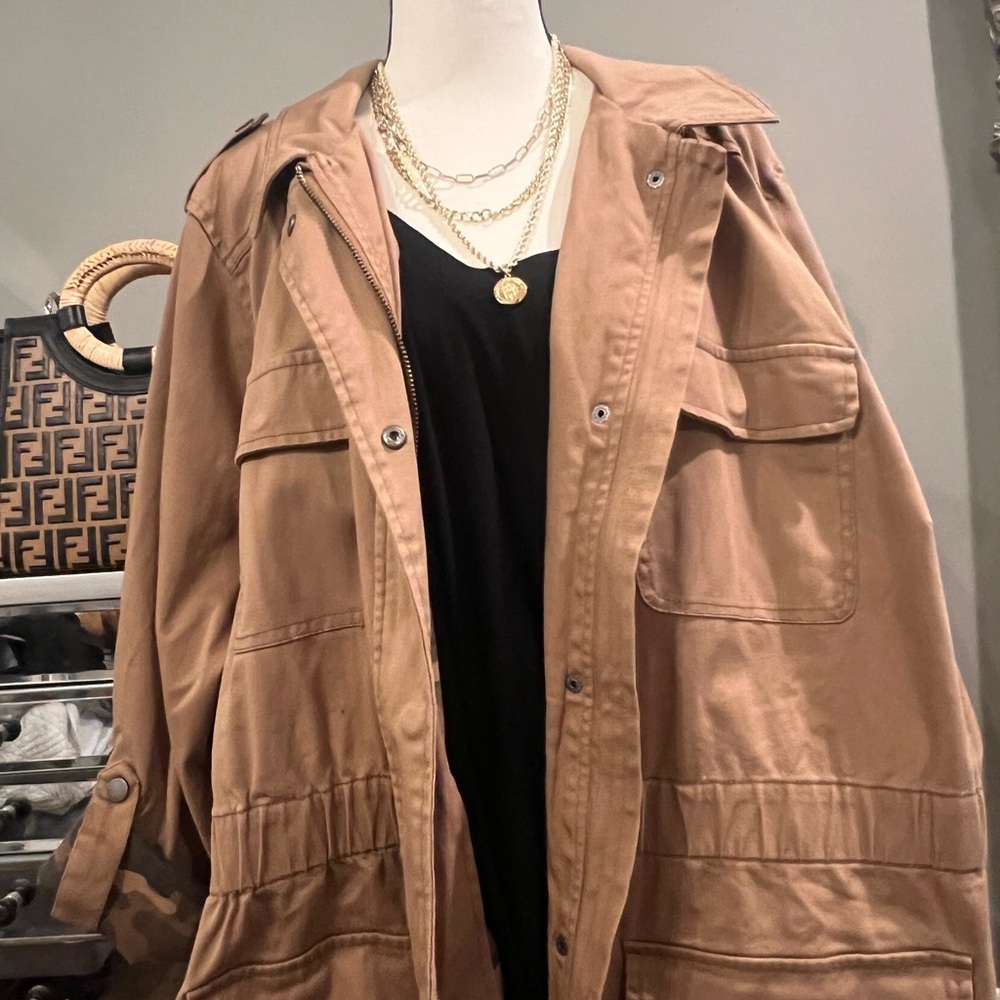 This jacket is made like a shacket the inside has camouflage design sleeves roll - Picture 6 of 16
